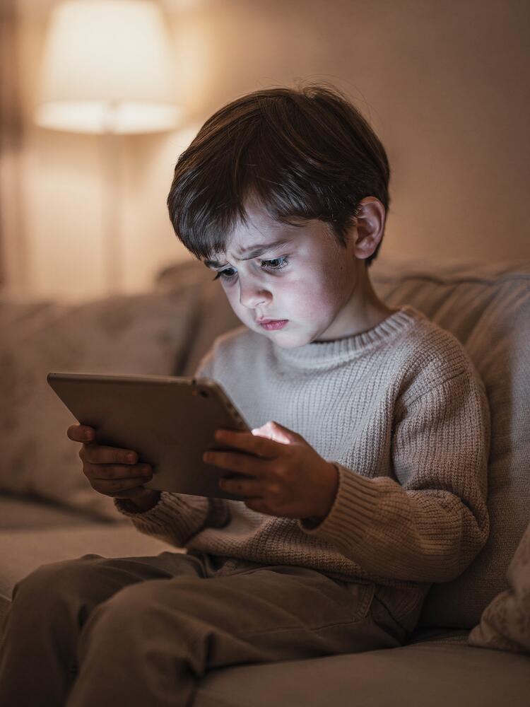 Niño usando tablet — PAUSA te ayuda a reducir el tiempo en pantallas